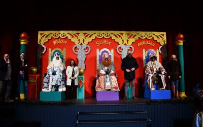 Los Reyes Magos reciben en el Teatro las llaves de la Ciudad y atienden a pequeños del Casco