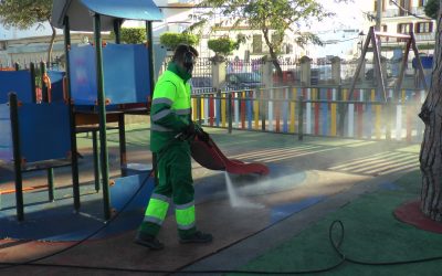 Limpieza y desinfección de espacios públicos repartidos por todo el municipio