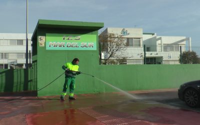 Limpieza y desinfección de espacios públicos y centros escolares por todo el municipio