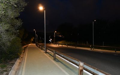 Instaladas las 30 lámparas led solares de la segunda fase de iluminación del carril bici al Pinar