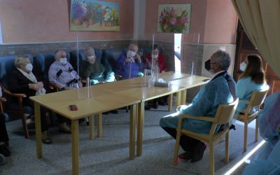 Visita a los mayores del asilo, tras un año sin poder saludarlos