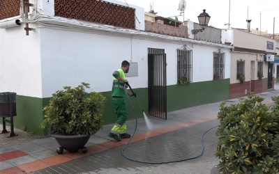 La limpieza y desinfección de espacios públicos se realiza un día más en todo el municipio