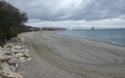 El Ayuntamiento trabaja en la limpieza y mantenimiento de las playas del municipio