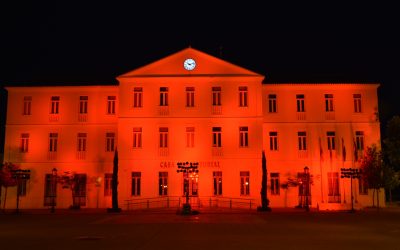 San Roque ilumina la fachada de la Casa Consistorial por el Día Mundial de la Esclerosis Múltiple