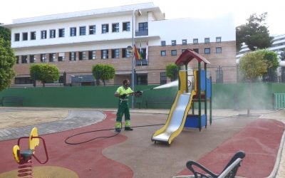Los parques infantiles se repasan en la limpieza y desinfección diaria del municipio