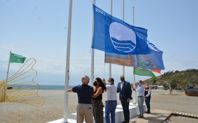 Izadas las Banderas Azules en las playas de Cala Sardina y Alcaidesa-Faro