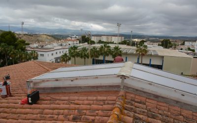 Reforma municipal en el techo del CEIP Carteia