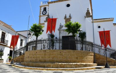 Tradiciones engalana la calle San Felipe y la Plaza de la Iglesia para celebrar la festividad de la patrona