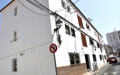 El Ayuntamiento realiza el pintado integral de un edificio de 12 viviendas municipales en la calle Eucalipto