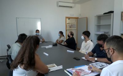 Reunión con los jóvenes diseñadores que participarán en la Pasarela Flamenca el próximo martes