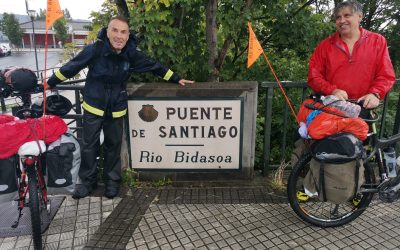 Dos bomberos de Málaga inician un reto en bicicletas para ayudar a dos colectivos sanroqueños