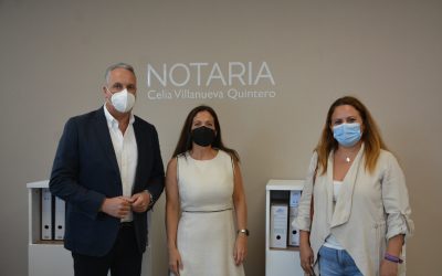 Asistencia municipal a la inauguración de la nueva notaría que se ha abierto en la calle Málaga