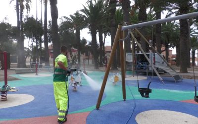 Limpieza Viaria continúa actuando por los parques infantiles del municipio
