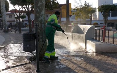 Prosigue la limpieza y desinfección de espacios públicos repartidos por todo el municipio