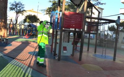 La limpieza y desinfección sigue actuando en los parques infantiles de todo el municipio