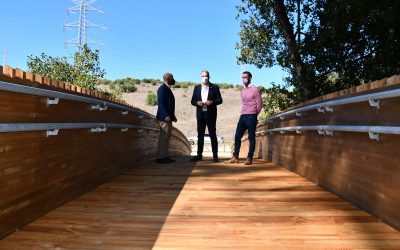 El puente de madera sobre el arroyo de la Alhaja, en Pinar del Rey, entra en servicio
