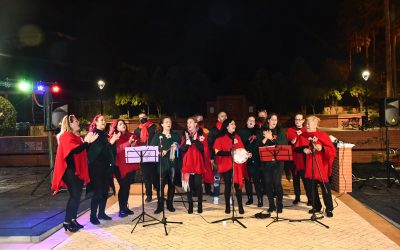 El Coro Rociero y Al Son del Sur llevaron ayer domingo flamenco navideño a tres barriadas
