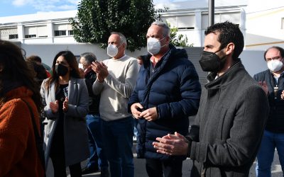 Concentración frente al IES José Cadalso en repulsa por la agresión sufrida por su jefe de estudios
