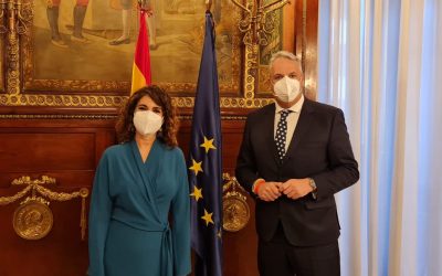El alcalde se reúne en Madrid con la ministra de Hacienda