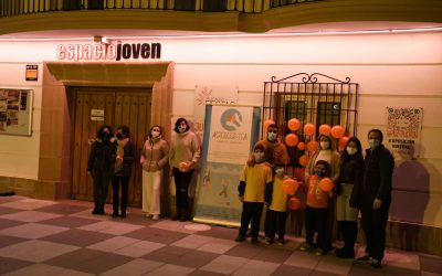 San Roque conmemora el Día Internacional del Asperger iluminando de naranja el Espacio Joven
