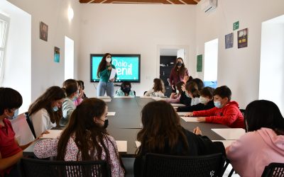 Jóvenes del municipio aprenden la técnica del hilorama en el Centro de Ocio “La Tribu”