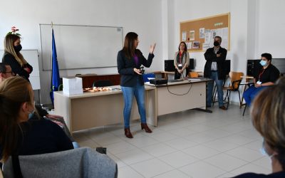 Entrega de diplomas a alumnos tras finalizar un módulo del proyecto Pórtico Dipuforma