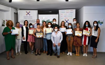 Entrega de diplomas a las participantes en un taller de servicios sociosanitarios impartido en Puente