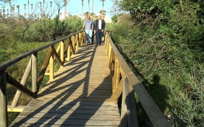 El Ayuntamiento repara la pasarela de la Laguna de Torreguadiaro a pesar de ser competencia de la Junta