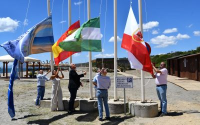Izadas las banderas azules en las playas de Alcaidesa-El Faro y Cala Sardina