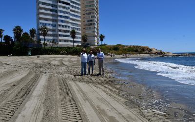 Costas regenera la playa del Paseo Chico de Torreguadiaro con arena de la bocana del río Guadiaro