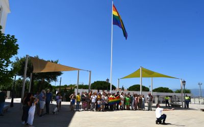 Lectura de un manifiesto por el Día del Orgullo LGTBI e izada de la bandera arcoiris