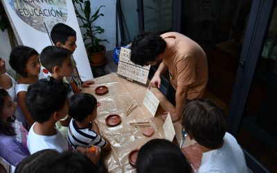 Una quincena de niños aprenden y se divierten con un taller de escrituras antiguas