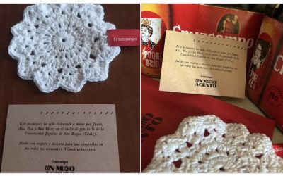 Integrantes de la Universidad Popular elaboran unos posavasos de crochet para una campaña publicitaria