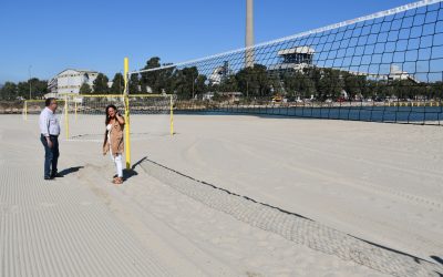 Deportes instala en seis playas del municipio porterías y redes para jugar al fútbol y al vóley