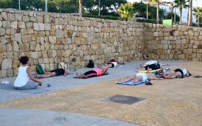 Celebrada en Torreguadiaro la primera de las sesiones de yoga en la playa de agosto