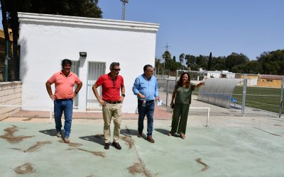 Visita a las mejoras que se están realizando, por más de 67.000 euros, en el campo de fútbol de Puente