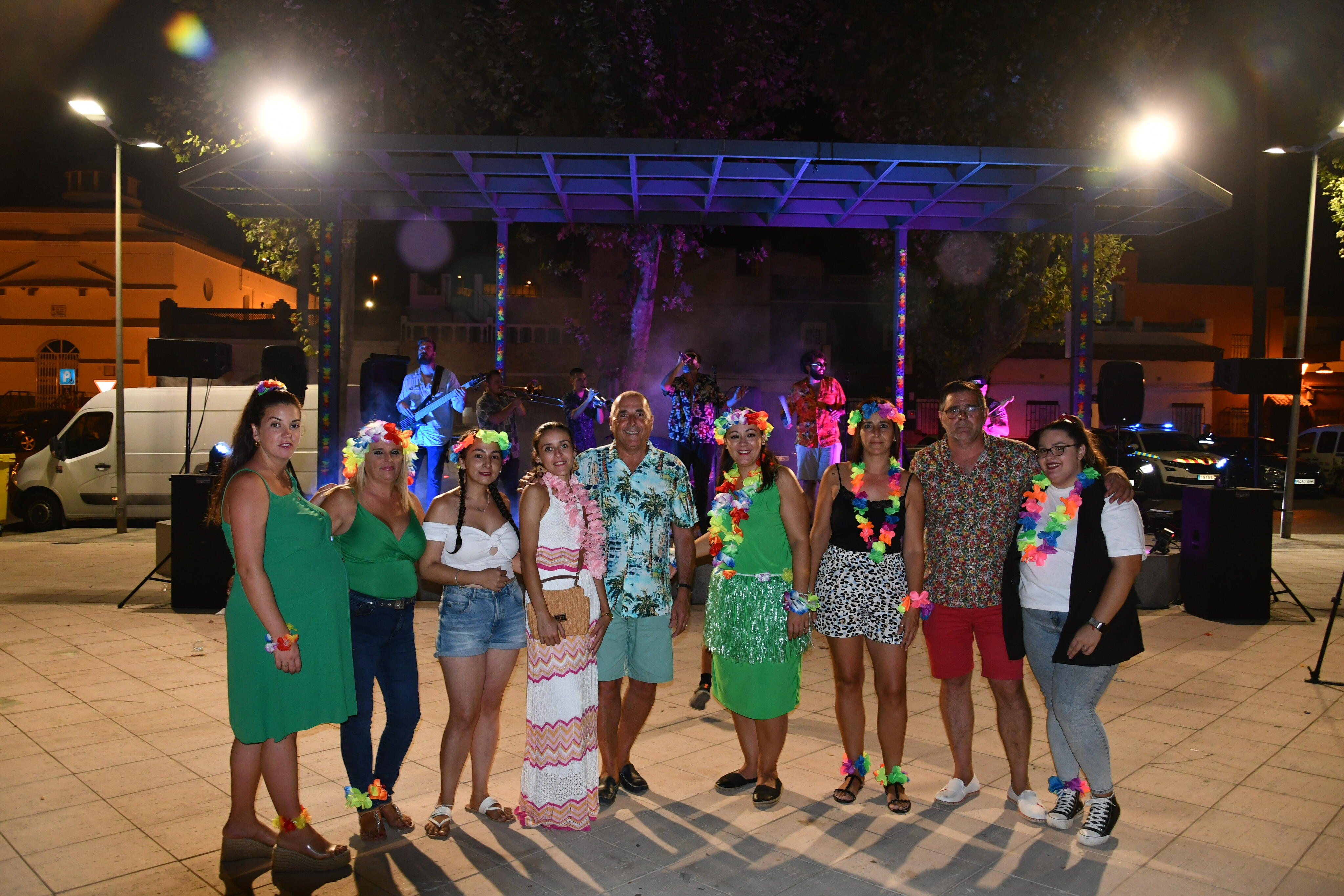 Gran participación en la fiesta hawaiana en Taraguilla San Roque