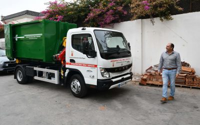 Emadesa adquiere un camión adaptado a calles estrechas y destinado a la jardinería en San Roque Casco