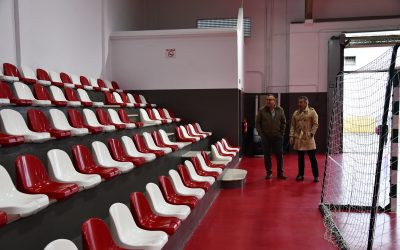 Instalan asientos en el Polideportivo Manolo Saavedra