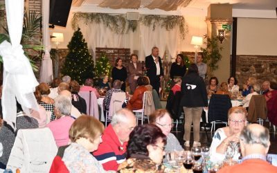 Más de 200 mayores participan en la comida navideña de los Talleres de Memoria