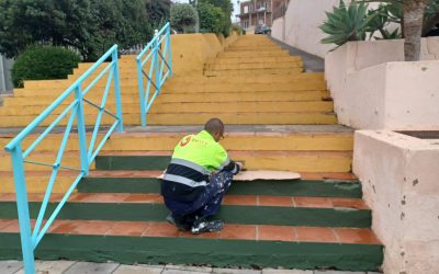 Trabajos de pintura y rehabilitación de mobiliario urbano centrados en el Valle del Guadiaro