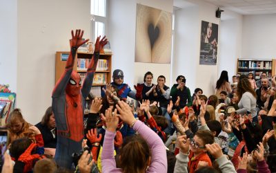 Los superhéroes más simpáticos llenaron de niños la biblioteca del Diego Salinas