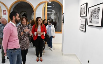 El Taller de Fotografía de la UP en Guadarranque inaugura la muestra “Objetivos callejeros”