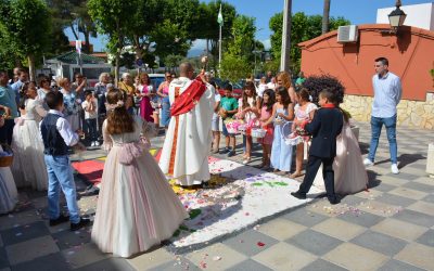 Decenas de niños participan en procesiones del Corpus Christi en todo el municipio