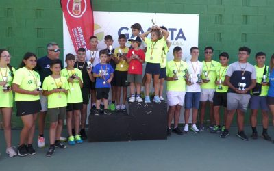Más de 200 alumnos concluyen el curso de tenis y pádel en la Escuela Deportiva Gaviota