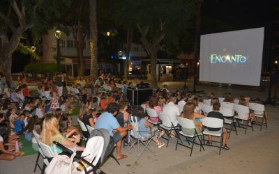 Mucho público en la primera sesión del Cine de Verano en San Roque