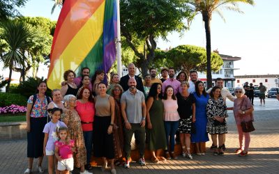Izada de la bandera arcoiris por el Día del Orgullo LGTBI