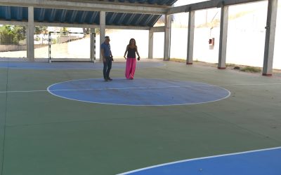 Deportes, en colaboración con Educación, repinta la pista del CEIP Santa María Coronada