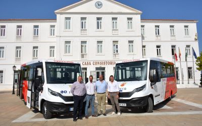 Presentados los dos nuevos autobuses urbanos, adaptados y con capacidad para 35 viajeros