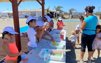 Bañistas de Torreguadiaro y Cala Sardina aprenden sobre Medio Ambiente